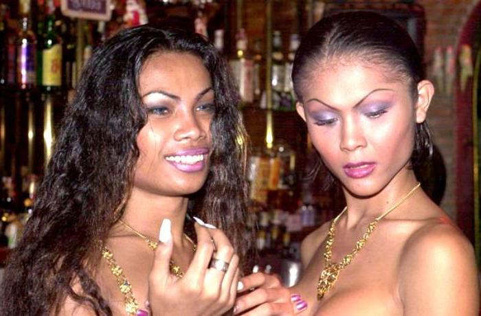 20P Nude Hispanic shemale lovers in bar