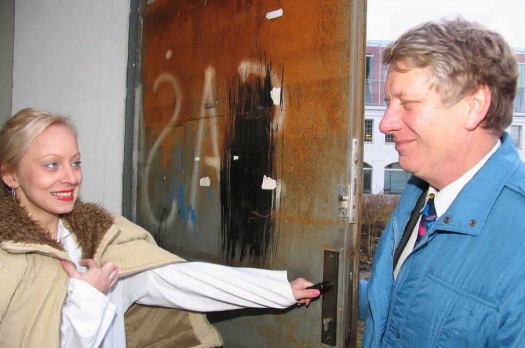 16P Old grey devil banging a horny blonde paintress 