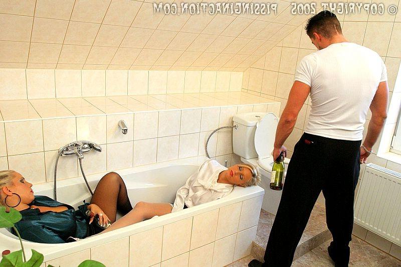 20P Two blondes get pissed by guys in bath but they piss back