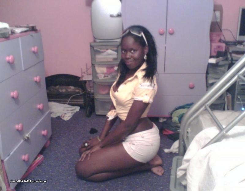 10P Kinky black bitch teasing her boyfriend on cam