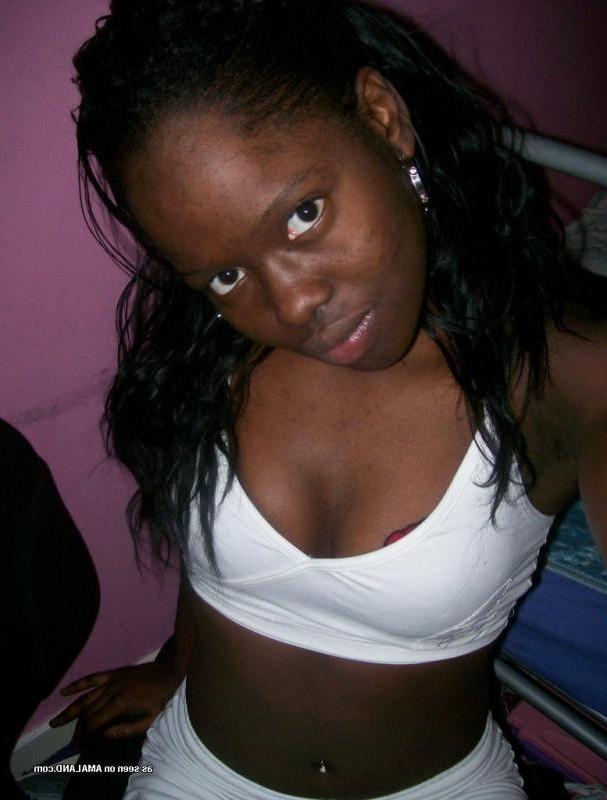 10P Kinky black bitch teasing her boyfriend on cam