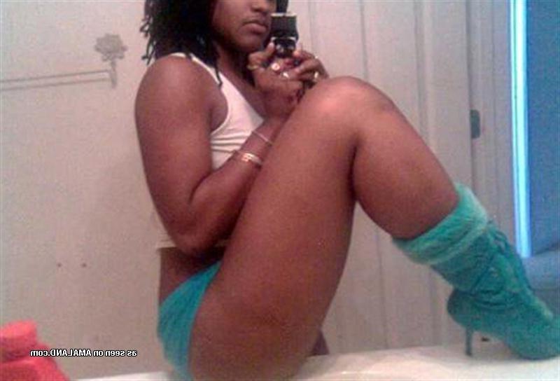 10P Collection of a black babe posing sexy for her boyfriend