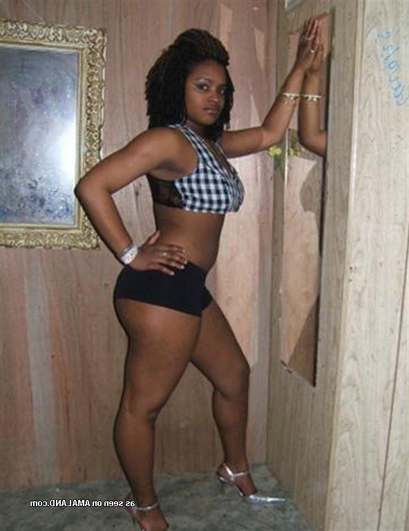 10P Collection of a black babe posing sexy for her boyfriend