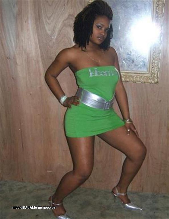 10P Collection of a black babe posing sexy for her boyfriend