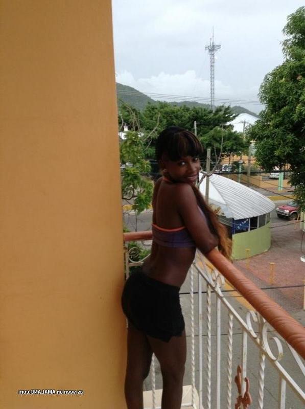 10P Gallery of a slutty black honey posing for her boyfriend