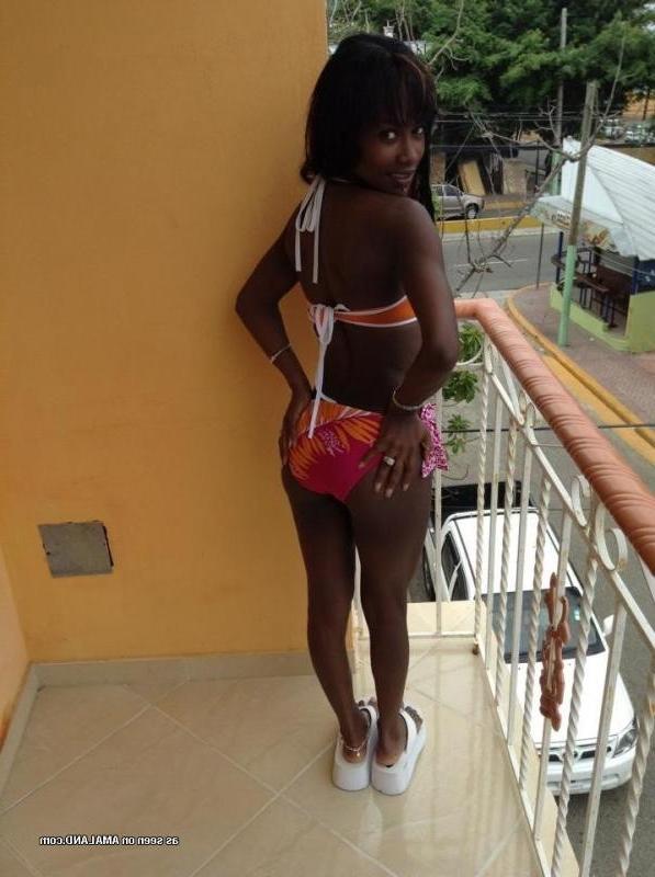 10P Gallery of a slutty black honey posing for her boyfriend