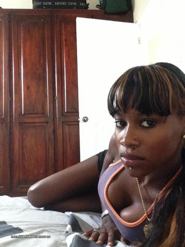 10P Gallery of a slutty black honey posing for her boyfriend
