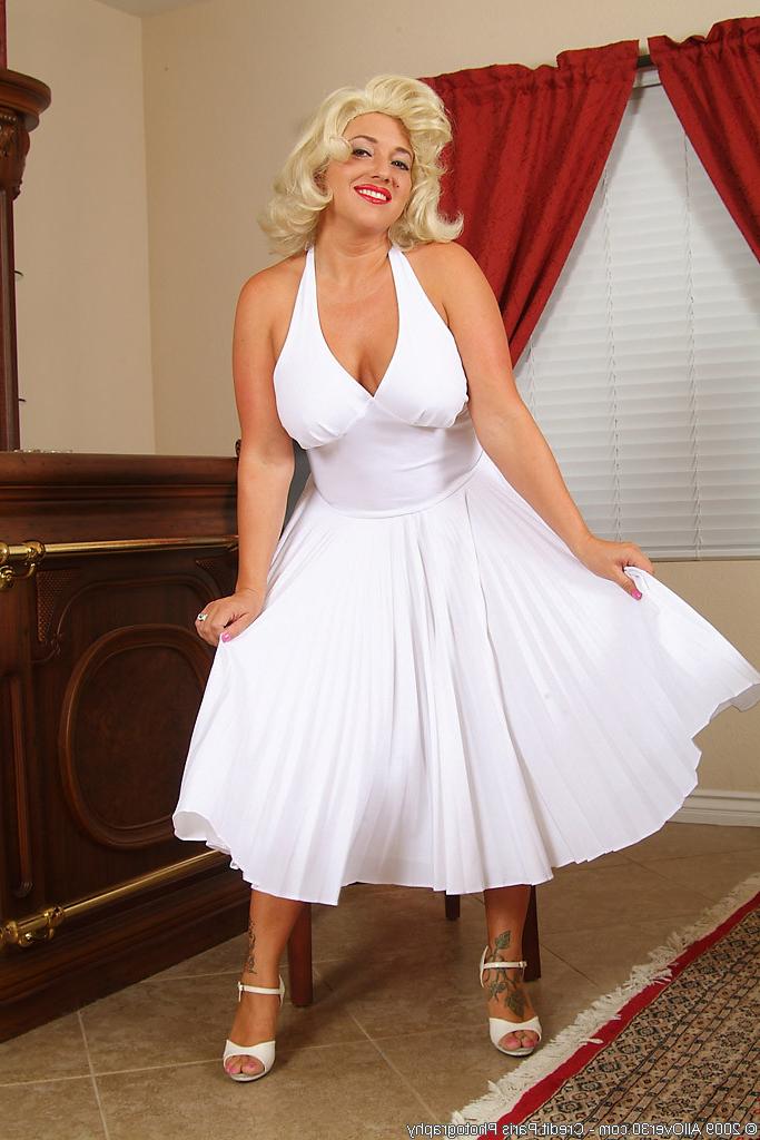 16P Mature Princess poses like Marilyn Monroe