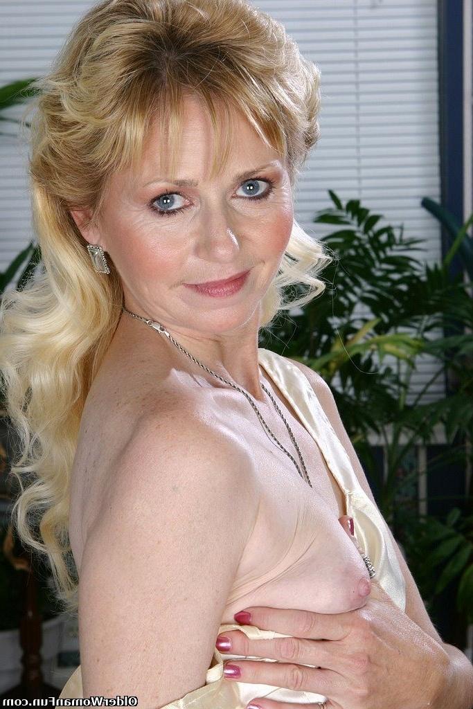 16P Small titted granny Lynn spreads hairy pussy