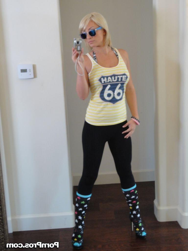 16P Lexi Swallow has fun at home with her boyfriend