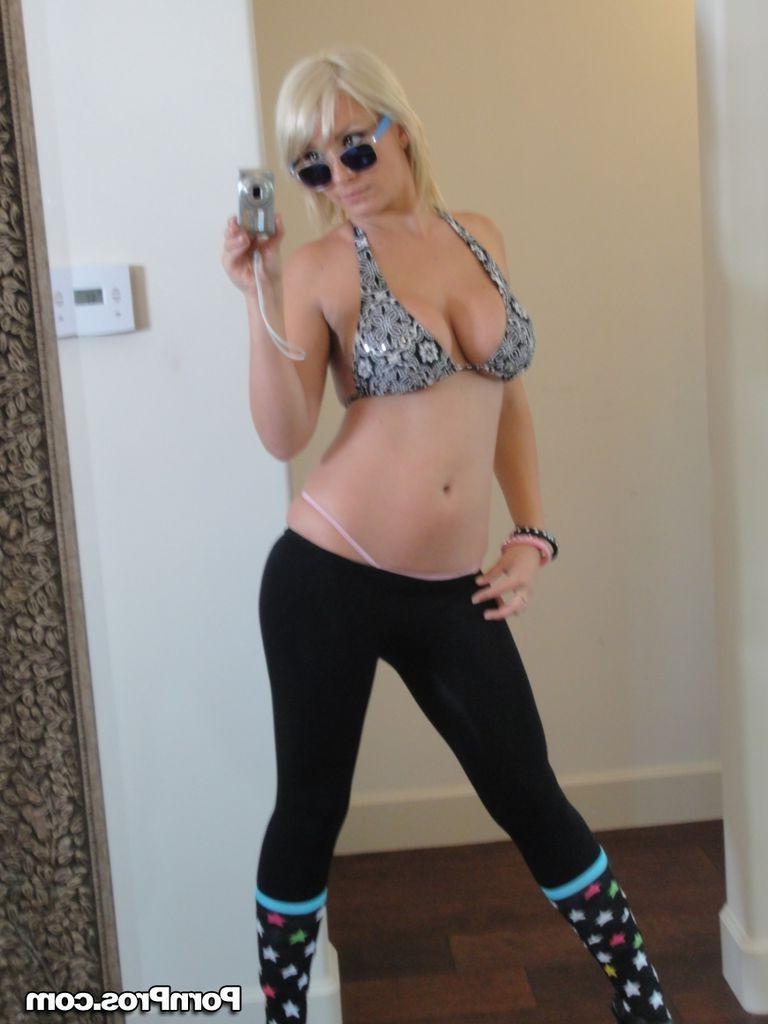 16P Lexi Swallow has fun at home with her boyfriend