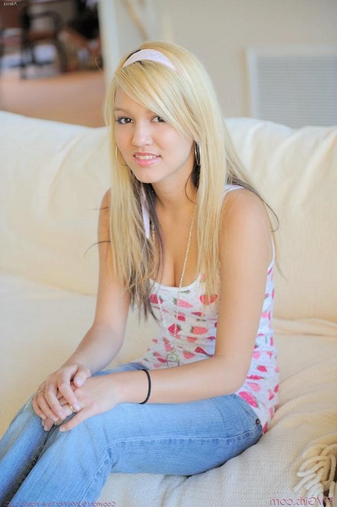 15P Young blonde teen strips off exposed her body