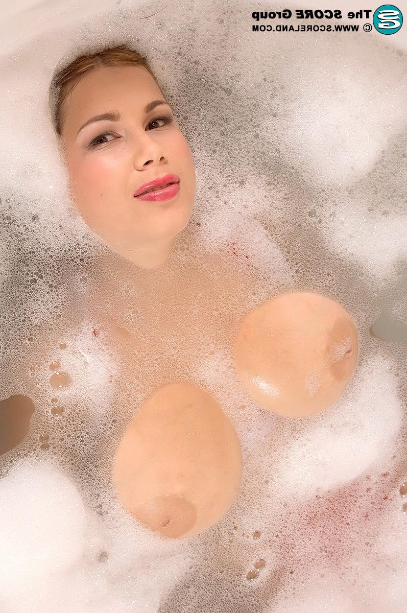 16P Terry Nova washing her massive natural boobs in bath