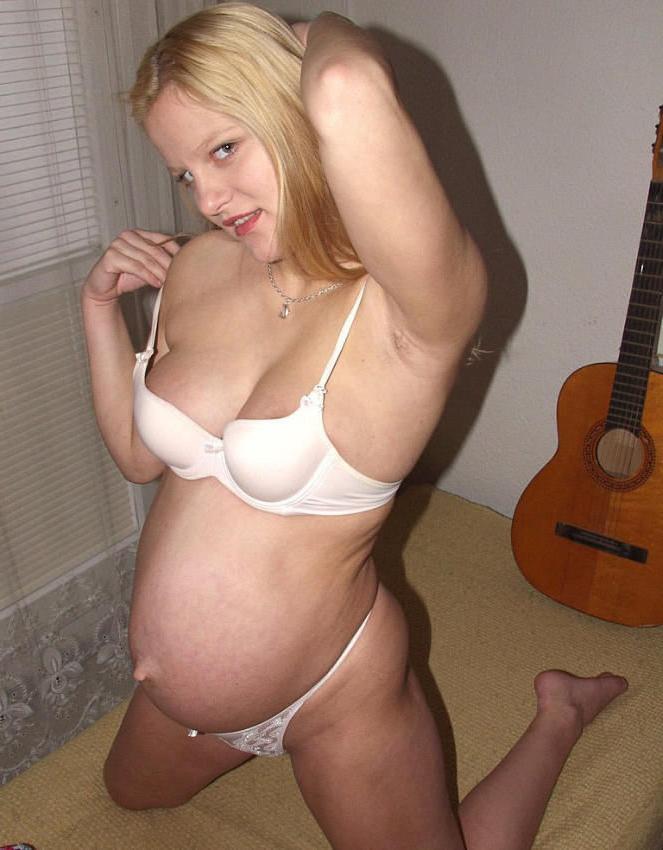15P Cute pregnant blond amateur posing