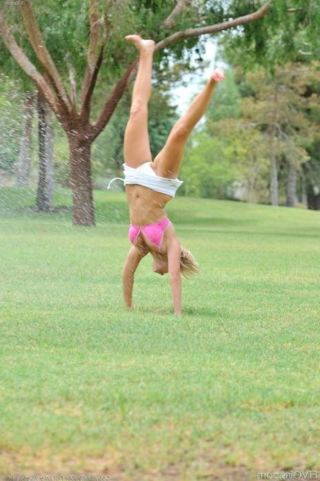 16P Babe Plays Some Naked Tennis
