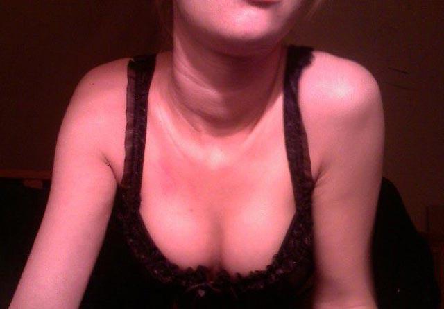 15P Amateur blonde showing off on webcam