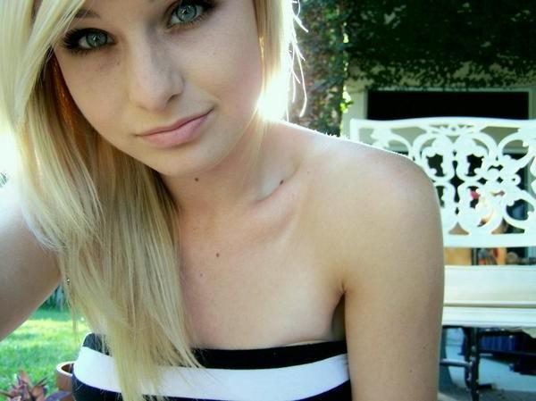 15P Cute blonde girlfriend takes photos of herself
