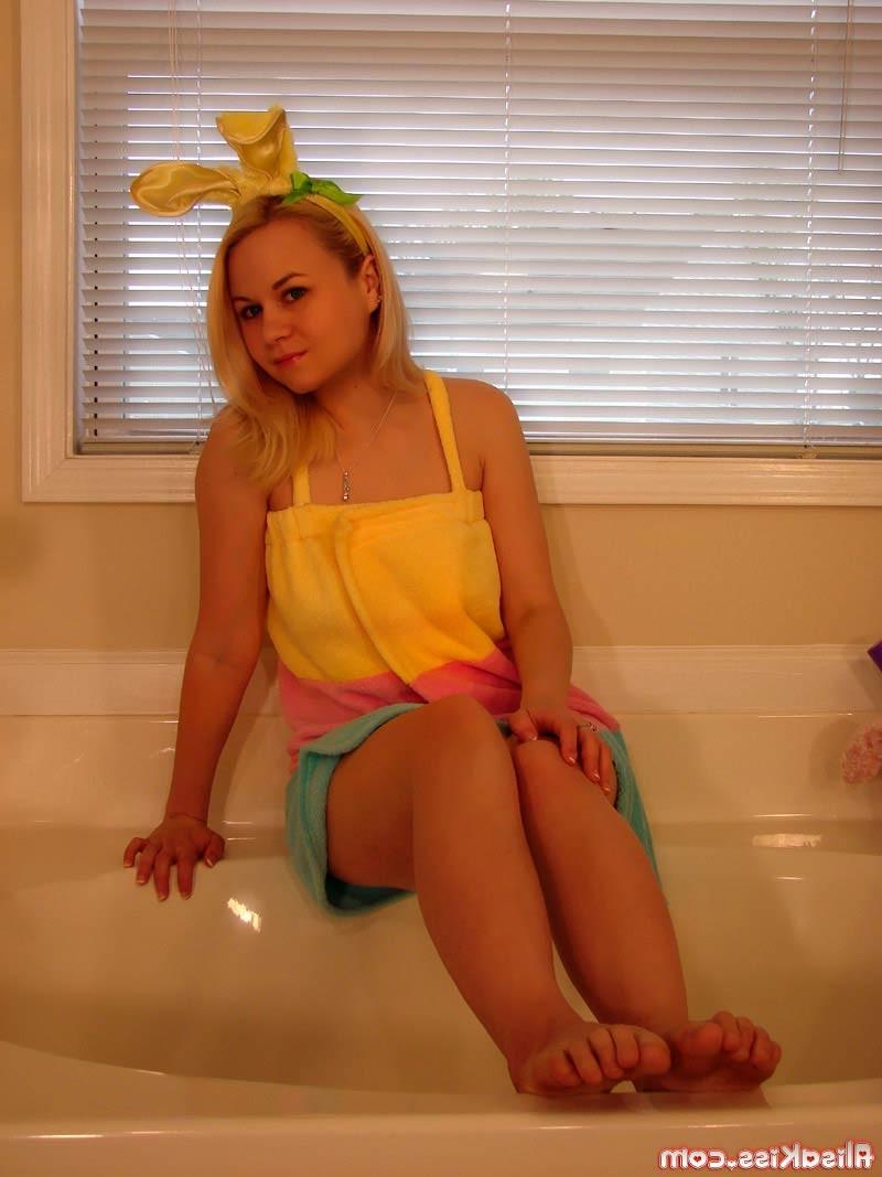 16P Busty blonde teen bathing