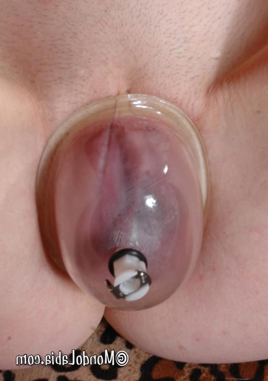 15P Cute blonde Kissy Kapri vacuum pumps her meaty pussy lips