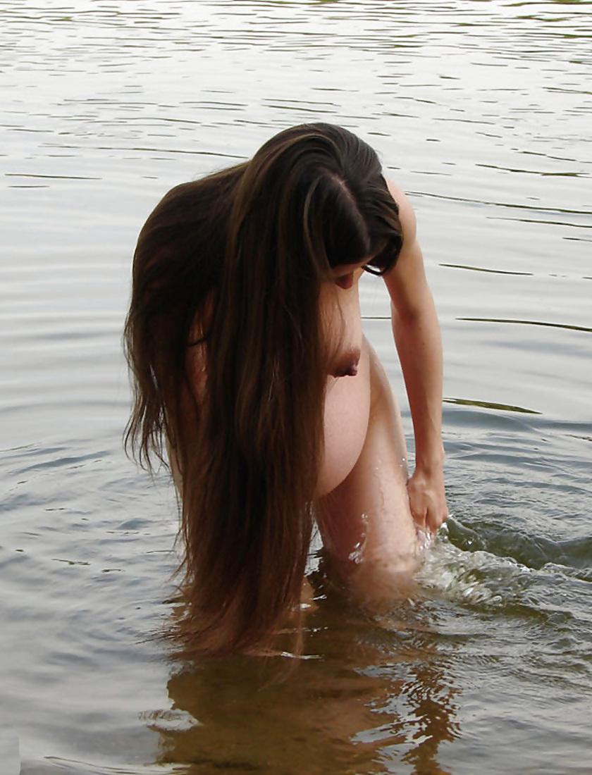 25P Pregnant Nude In Beach