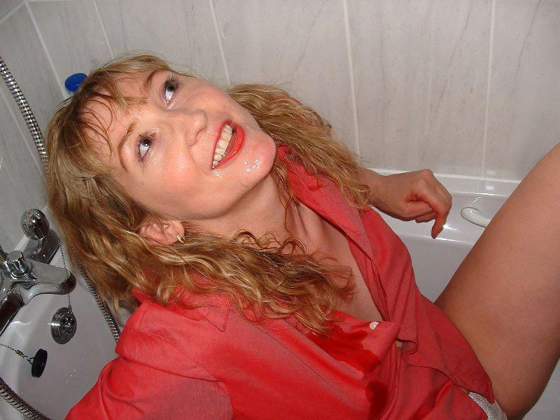 18P Hot blonde blowing cock in the bath and gets peed on