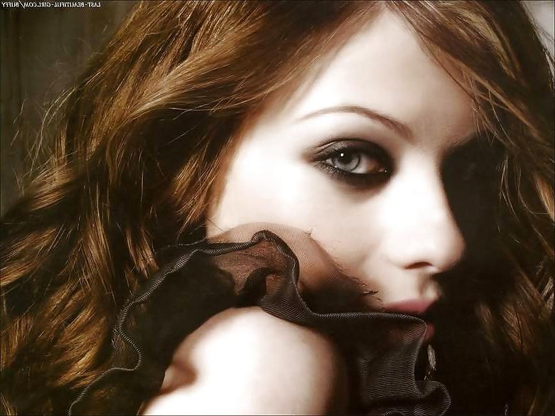22P Michelle trachtenberg is so pretty