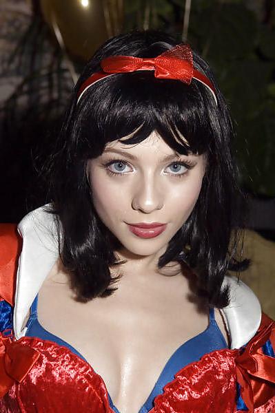 22P Michelle trachtenberg is so pretty