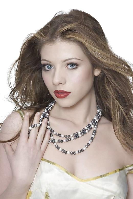 22P Michelle trachtenberg is so pretty