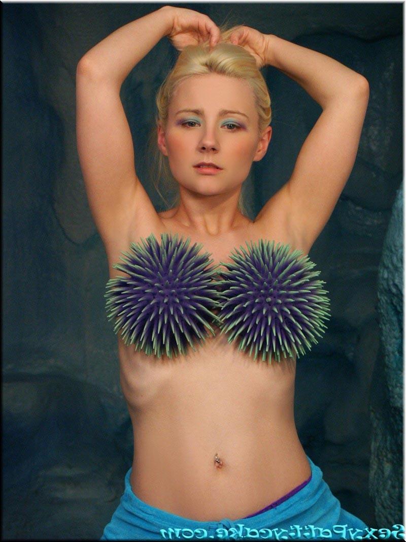 20P Big natural boob teen with spikey bra