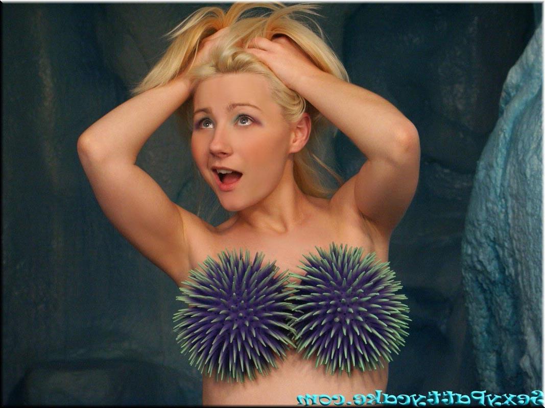 20P Big natural boob teen with spikey bra