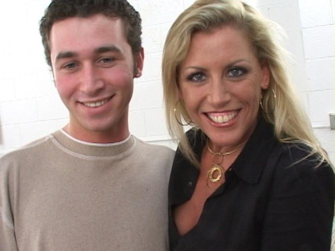 16P Skanky blonde mom face fucked