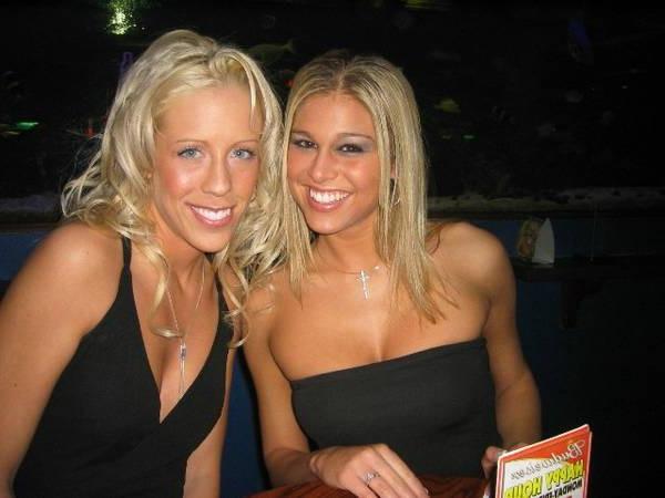 16P Hot teen girls flashing in local bar