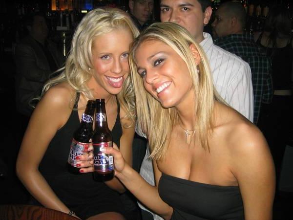 16P Hot teen girls flashing in local bar