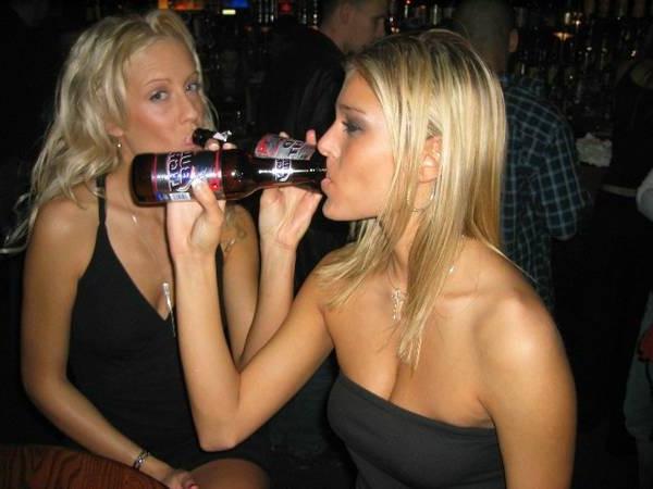 16P Hot teen girls flashing in local bar