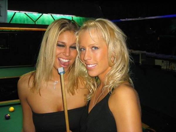 16P Hot teen girls flashing in local bar
