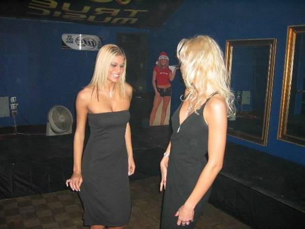 16P Hot teen girls flashing in local bar