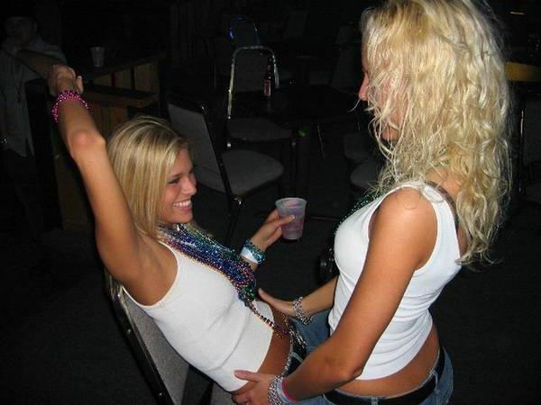 16P Flashing teen Melissa and friend in public bar