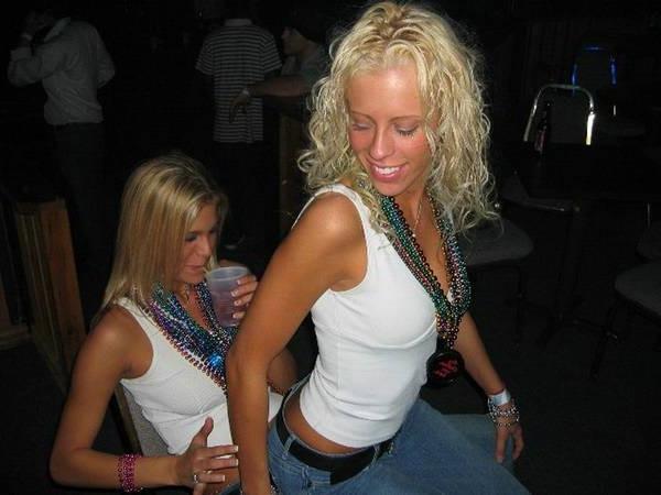 16P Flashing teen Melissa and friend in public bar