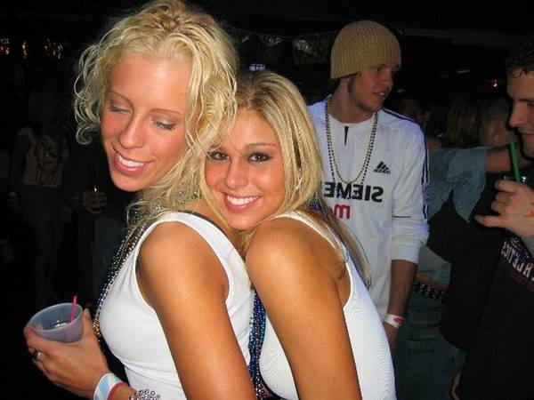 16P Flashing teen Melissa and friend in public bar