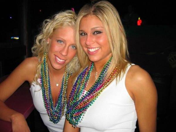 16P Flashing teen Melissa and friend in public bar