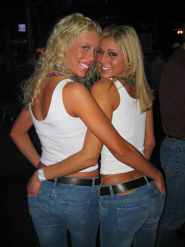 16P Flashing teen Melissa and friend in public bar