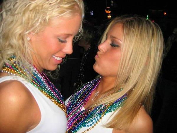 16P Flashing teen Melissa and friend in public bar