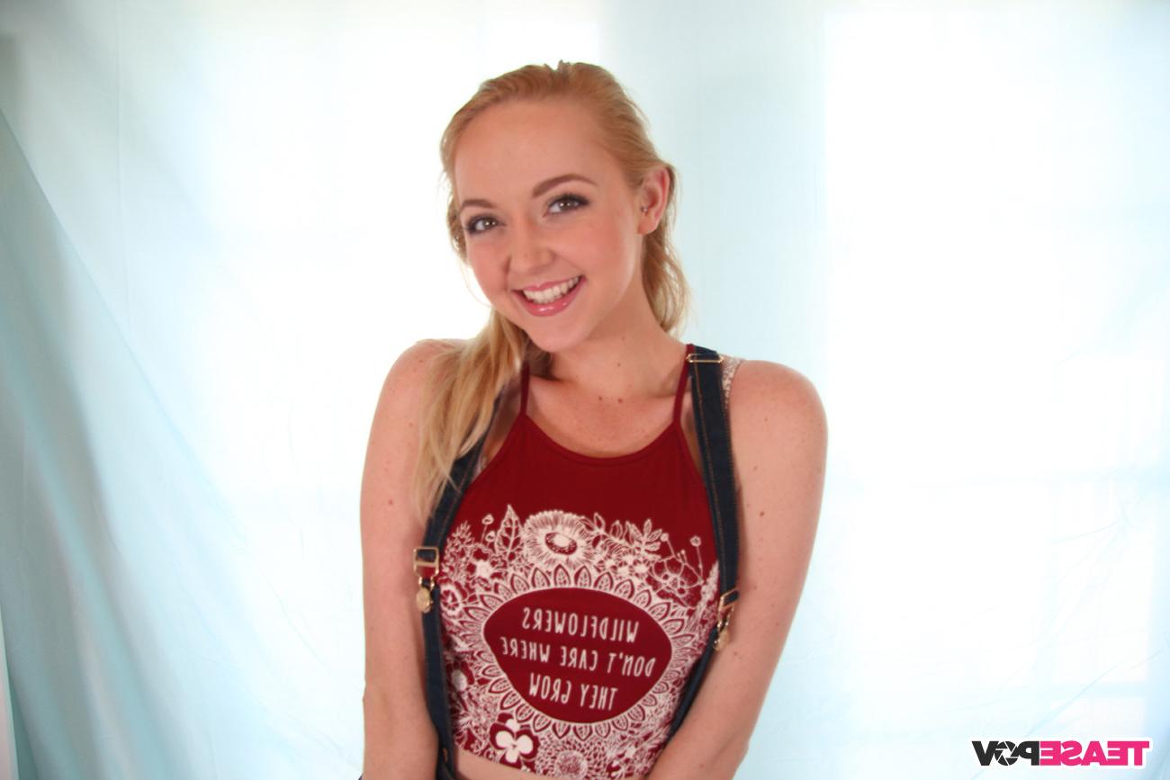 12P Blonde teen hottie sucking cock like professional