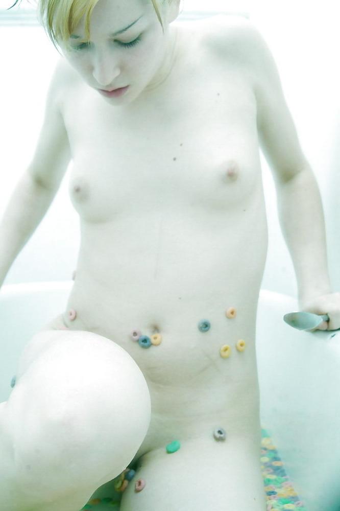12P Emo gurl takes bath in fruit loops