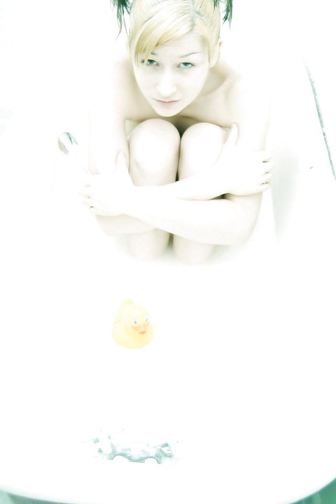 12P Emo gurl takes bath in fruit loops