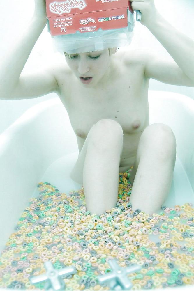 12P Emo gurl takes bath in fruit loops