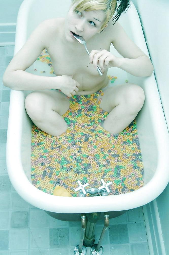 12P Emo gurl takes bath in fruit loops