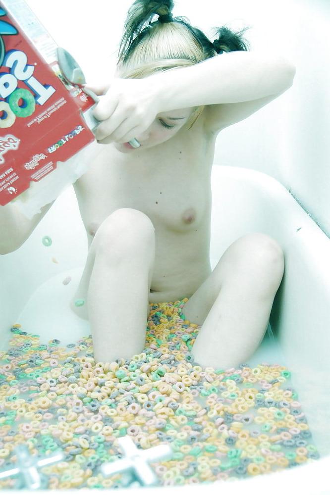 12P Emo gurl takes bath in fruit loops