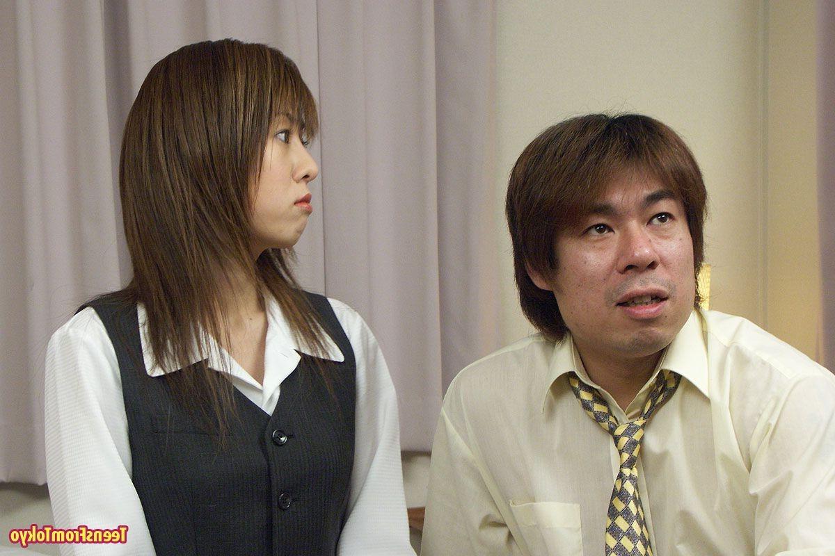 15P Asiatisches Teenie-Mädchen gibt Blowjob und bekommt Sperma
