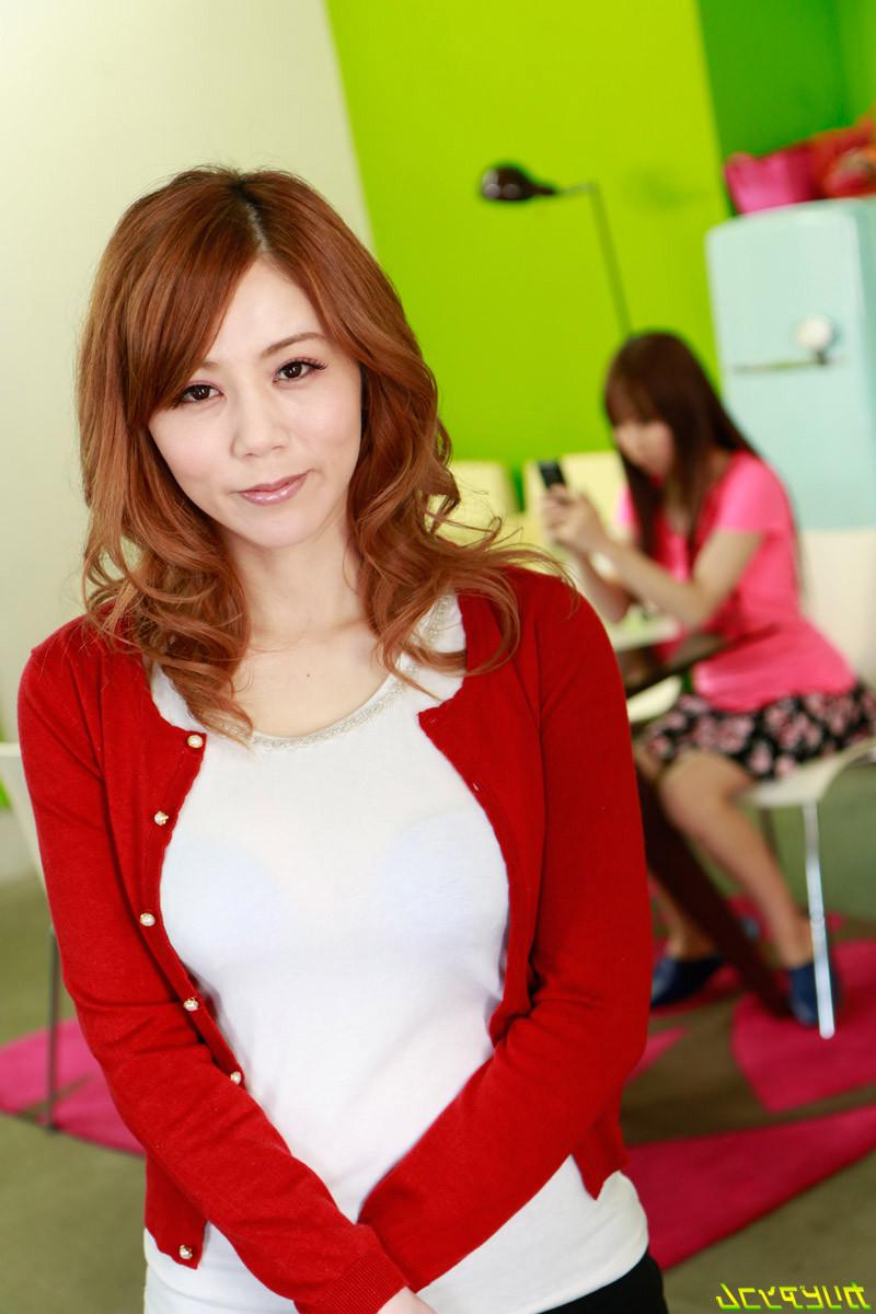 25P Pretty Japanese Girl Spreading Her Legs Wide For a Creampie